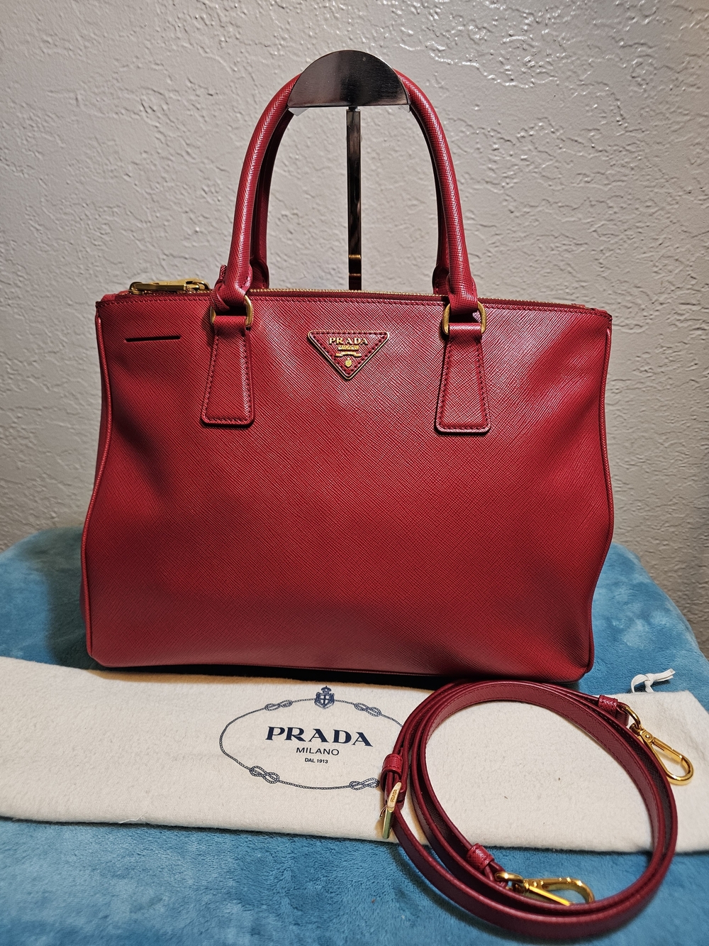 #43531- Prada MM Galleria on red
